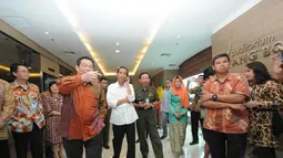 Kedatangan Jokowi disabut beberapa orang di Auditorium Mayapada Hospital, Jakarta, Senin (26/5/14) (Liputan6.com/Herman Zakharia)