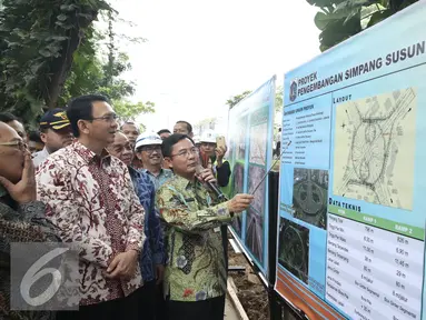 Gubernur DKI Basuki T Purnama alias Ahok melihat struktur proyek pengembangan jalan layang Semanggi di Jakarta, Jumat (8/4). Direncanakan, pembangunan jalan layang Semanggi ini membutuhkan waktu 18 bulan. (Liputan6.com/Faizal Fanani)