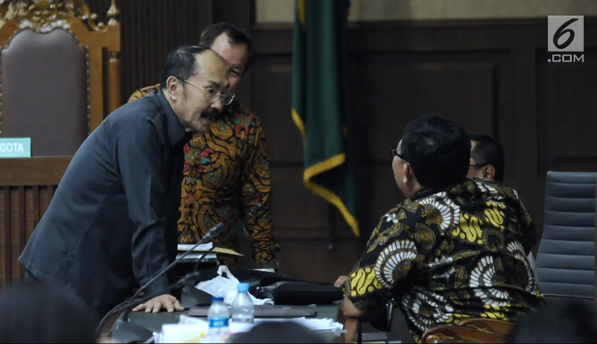 Terdakwa perkara merintangi penyidikan KPK pada kasus korupsi e-KTP, Fredrich Yunadi (kiri) bersama penasehat huklumnya jelang mengikuti sidang lanjutan di Pengadilan Tipikor, Jakarta, Selasa (8/5). (Liputan6.com/Helmi Fithriansyah)