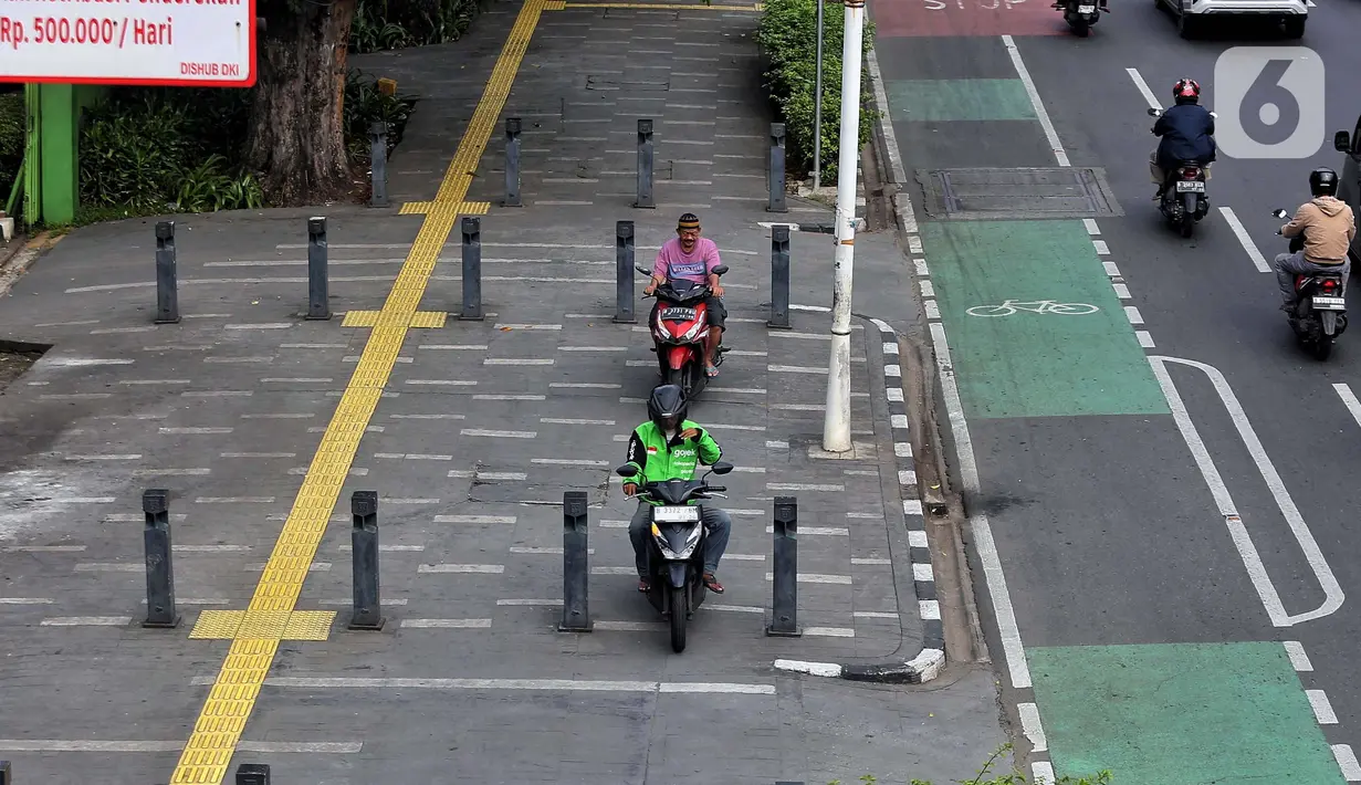 Pengendara motor yang suka melaju di atas jalur trotoar yang semestinya menjadi ruang aman bagi pejalan kaki, juga menjadi masalah tersendiri di Jakarta. (Liputan6.com/Angga Yuniar)