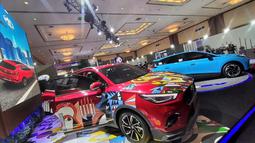 Baluran warna-warni itu dilaburkan pada bodi bercorak scarlet red yang identik dengan MG. Walhasil, ciptaan itu menjelma jadi mobil yang beda dan terlihat lebih stylish.