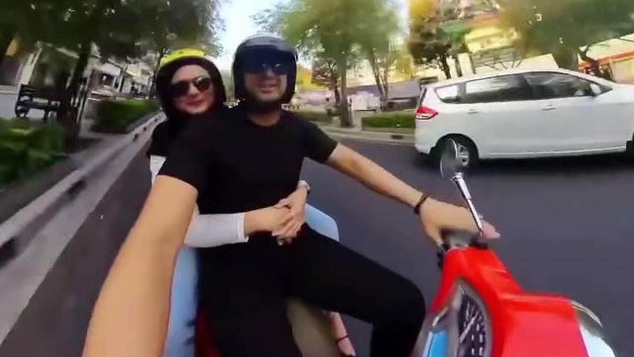 Momen Romantis Sonya Fatmala Peluk Hengky Kurniawan dari Belakang saat Diajak Keliling Jogja Naik Motor Vespa
