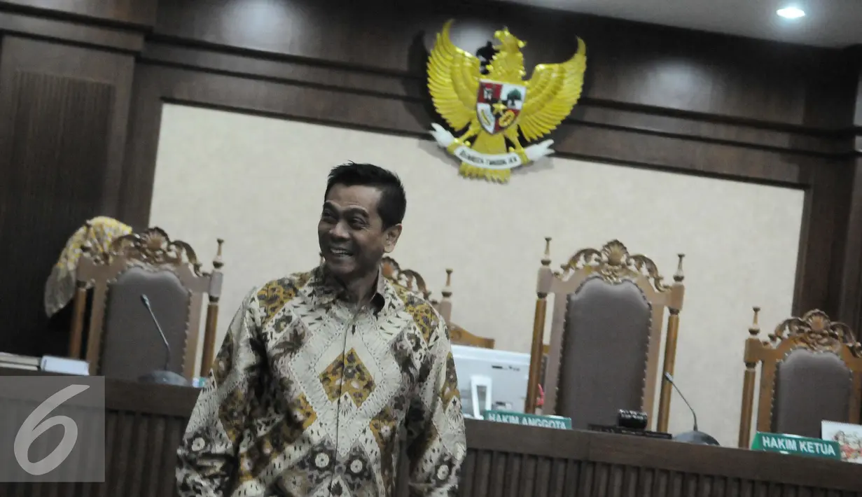 Mohamad Sanusi tersenyum usai menjalani sidang lanjutan dengan menghadirkan Sugianto Kusuma (Aguan) dan anaknya, Richard Halim Kusuma di Pengadilan Tipikor, Jakarta, Rabu (7/9). (Liputan6.com/Helmi Afandi)