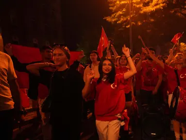 Para penggemar sepak bola Turki merayakan kemenangan tim mereka di Euro 2024, Hamburg, Jerman, Kamis dini hari, 27 Juni 2024. (AP Photo/Sunday Alamba)
