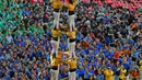 Festival menara manusia ini masuk dalam Warisan Budaya dari UNESCO pada tahun 2010, Spanyol, Sabtu (1/10). Kelompok yang bisa membangun menara tertinggi, merekalah yang akan jadi pemenang. (AFP PHOTO / Lluis Gene)