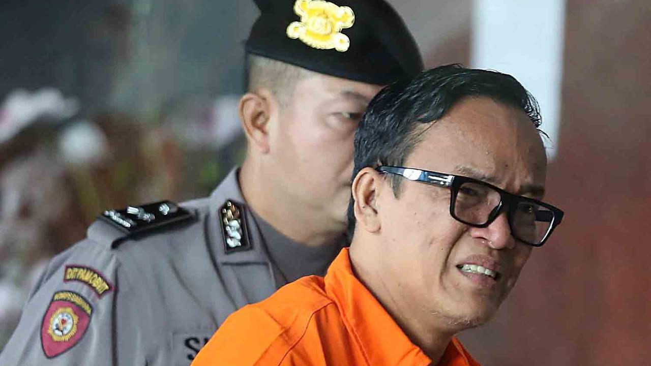 FOTO:  Wamenaker Immanuel Ebenezer Menangis Usai Ditetapkan Tersangka Kasus Sertifikat K3