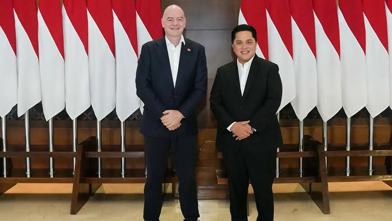 Presiden FIFA, Gianni Infantino, bersama Ketua PSSI, Erick Thohir.