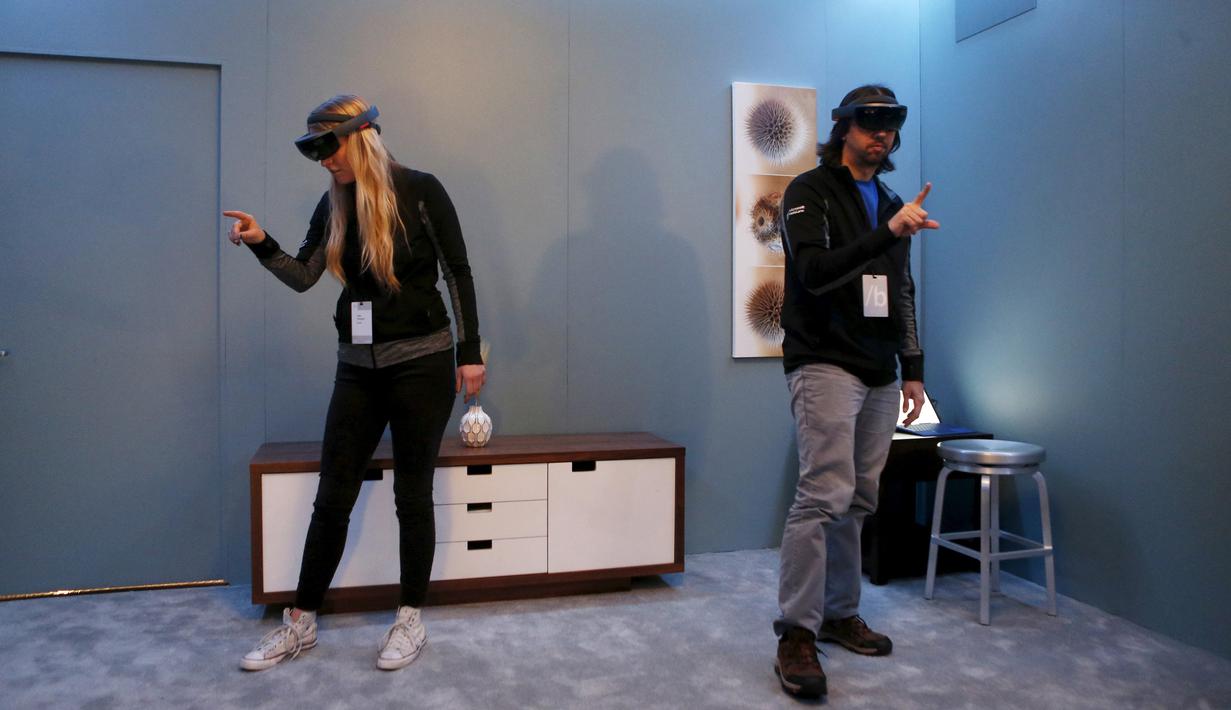 Dua orang pegawai Microsoft mendemonstrasikan HoloLens selama Microsoft Build 2016 Developers Conference di San Francisco, California (30/3). Para ilmuwan telah membuat penemuan yang menarik dan menjelaskan tentang planet Mars. (REUTERS/Beck Diefenbach)