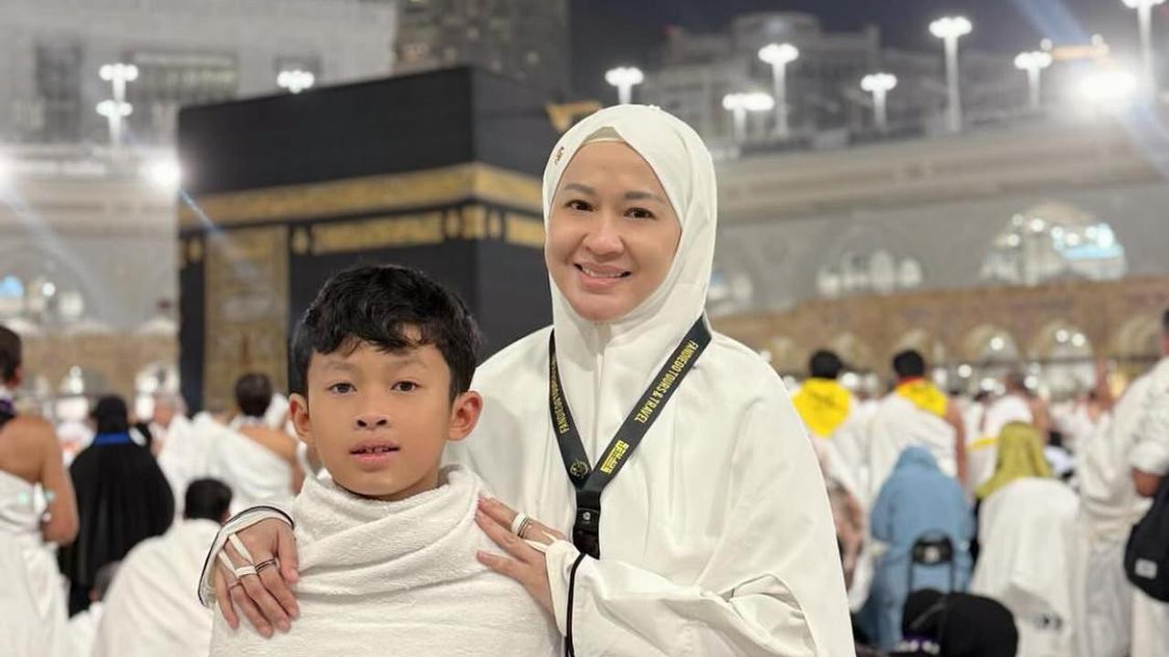 7 Potret Miro Materazzi, Anak Okie Agustina dan Gunawan Dwi Cahyo, Jalani Umrah Bersama Sang Ibu