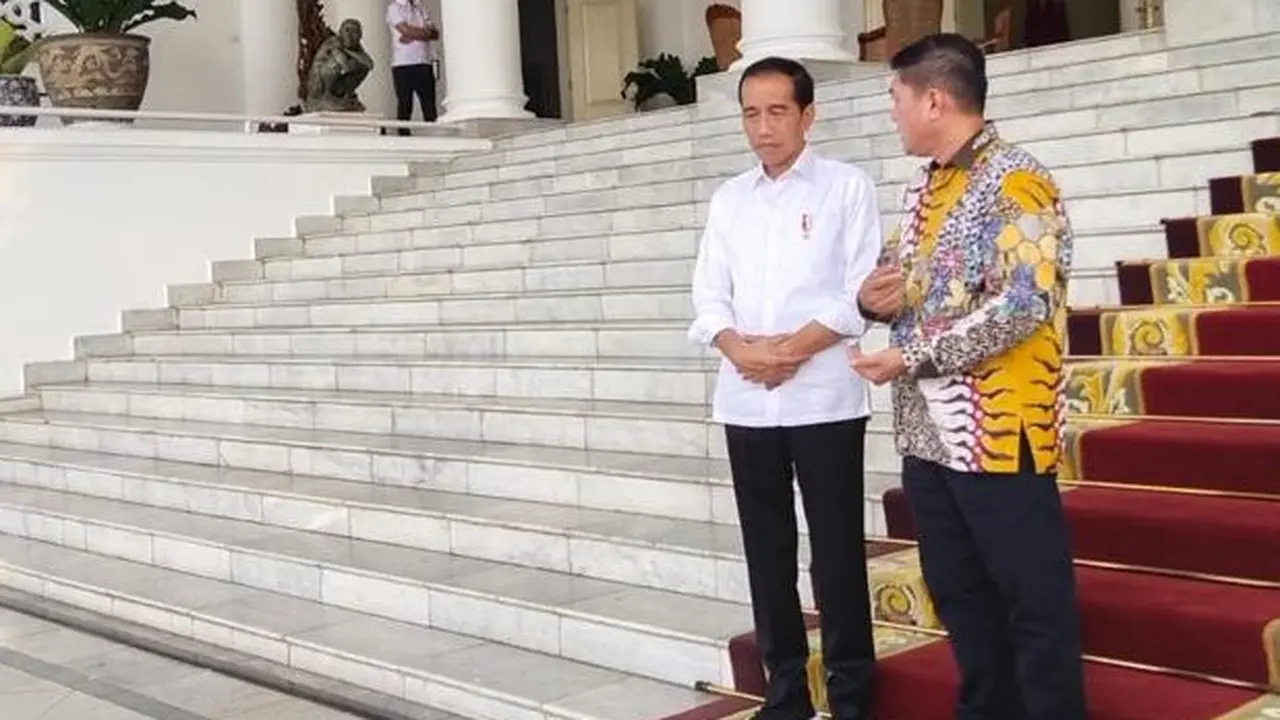 Ketua Umum Solidaritas Merah Putih Silfester Matutina (kanan) saat bertemu Jokowi di Istana negara (Istimewa)
