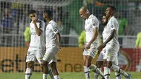 Pemain Santos Brasil meninggalkan lapangan pada babak pertama pertandingan sepak bola Copa Sudamericana melawan Banfield Argentina di Banfield, Argentina, 5 April 2022. Santos terdegradasi Rabu, 6 Desember 2023, untuk pertama kalinya di liga Brasil. (AP Photo/Gustavo Garello, File)