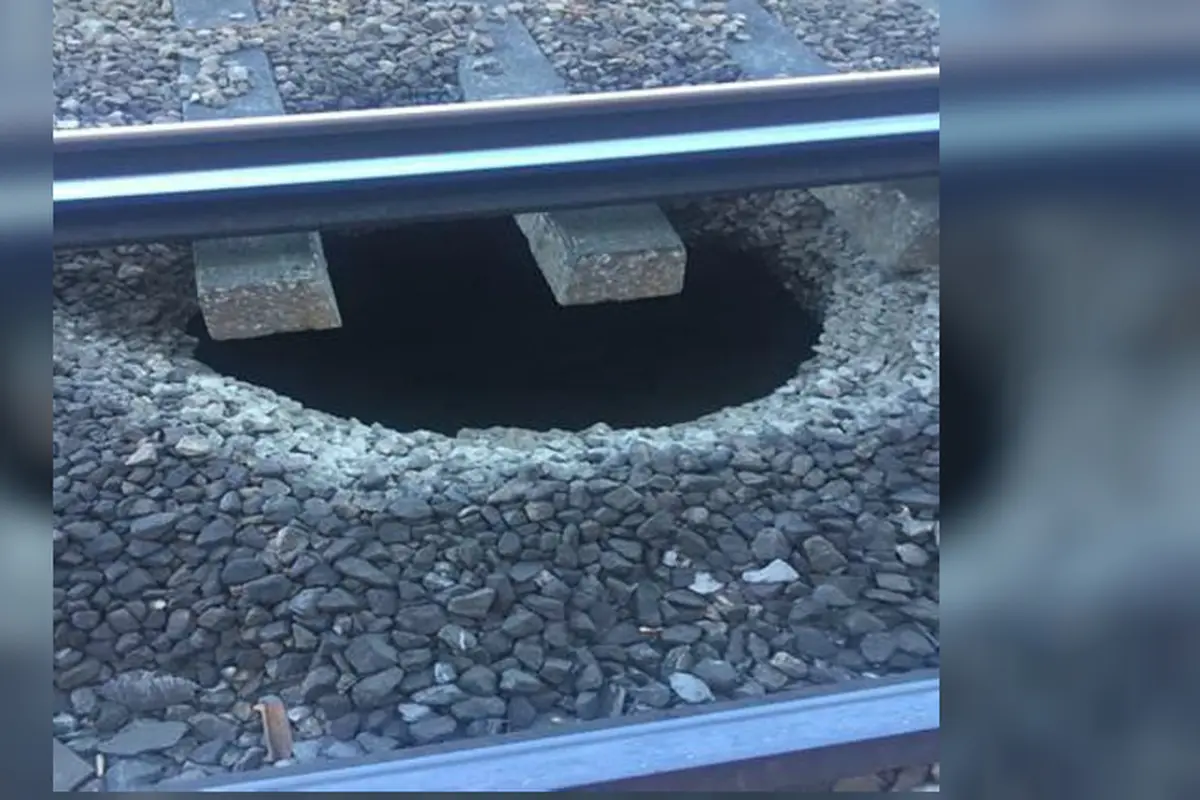 Ngeri, Sinkhole Tepat di Bawah Rel Kereta Jalur Tersibuk London