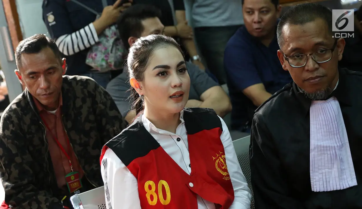 Ekspresi aktris Jennifer Dunn saat menjalani sidang kasus narkoba di PN Jakarta Selatan, Senin (14/5). Jennifer didakwa tiga pasal sekaligus. (Liputan6.com/Immanuel Antonius)