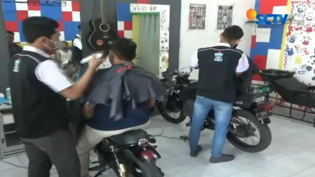 Ketika sudah selesai potong rambut, pelanggan bisa selfie di atas motornya.