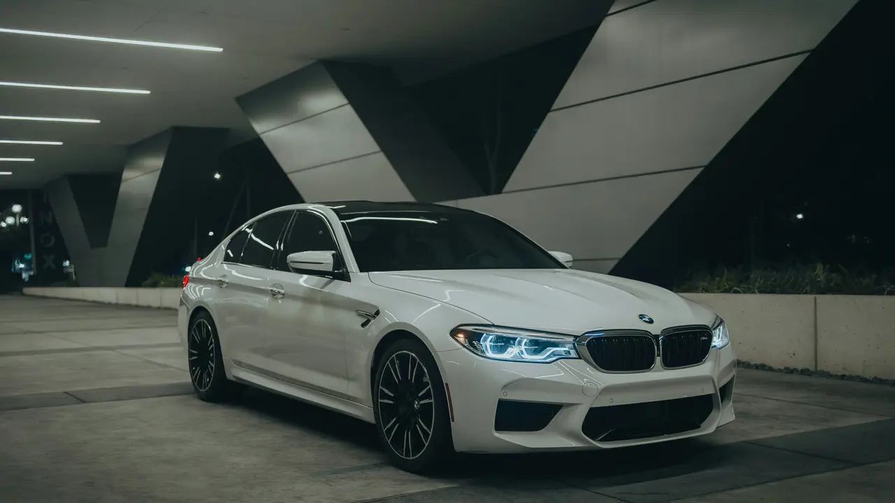 Ilustrasi Mobil BMW (Unsplash/Chris Saran)