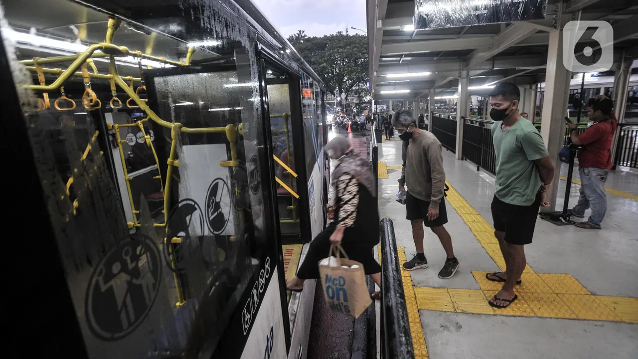 FOTO: Cegah Penumpukan Penumpang, Transjakarta Tambah Armada di Stasiun Manggarai