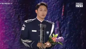 Lee Do Hyun ketika menerima gelar Aktor Terbaik pada Baeksang Arts Awards 2024. (Tangkapan Layar Live Streaming Baeksang Arts Awards 2024)