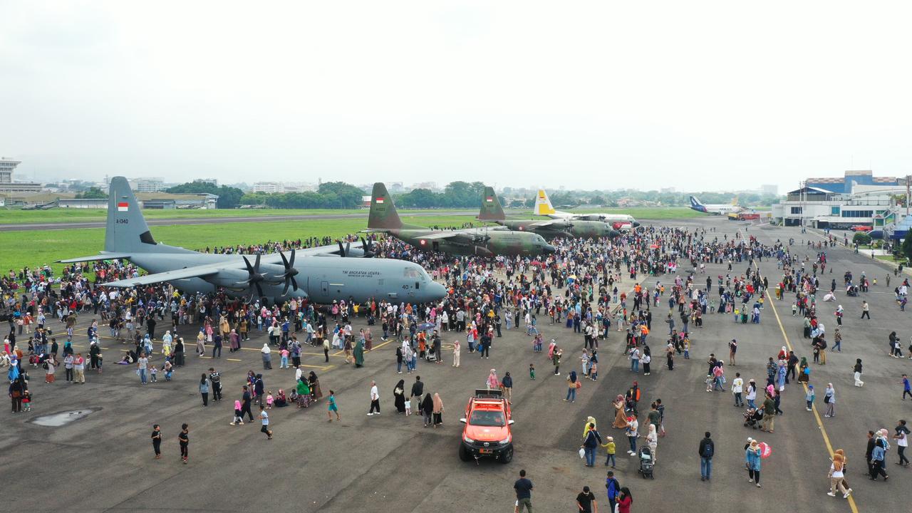 Antusiasnya Warga Bandung 'Serbu' Lanud Husein Sastranegara di HUT ke-79 TNI