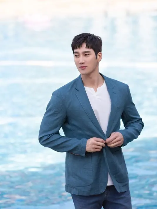 Pesona tampan dengan nuansa berbeda ditunjukkan saat mengenakan t-shirt dan setelan jas [@bohyunahn]