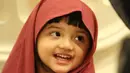 Mengingat momennya adalah pengajian, Arsy pun juga mengenakan baju muslim dengan kerudung berwarna merahnya. Ia pun terlihat bahagia dan tak tampak rasa ngantuk di wajahnya yang selalu tersenyum. (Bambang E.Ros/Bintang.com)