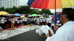 Jemaat GKI Yasmin Bogor dan HKBP Filadelfia Bekasi melakukan misa perayaan Natal 2016 di kawasan Silang Barat Laut Monas, Jakarta, Minggu (25/12). Setiap tahun, mereka beribadah di depan Istana Merdeka. (Liputan6.com/Helmi Fithriansyah)