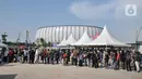 Antrean warga saat memasuki gerbang stadion jelang Grand Launching Jakarta International Stadium (JIS), Papanggo, Jakarta Utara, Minggu (24/7/2022). Grand Launching atau peresmian stadion baru Ibu Kota yang akan dimeriahkan oleh konser band papan atas dan laga persahabatan Persija Jakarta tersebut disambut antusias warga yang terlihat mulai memadati sejak siang tadi. (Liputan6.com/Iqbal S. Nugroho)