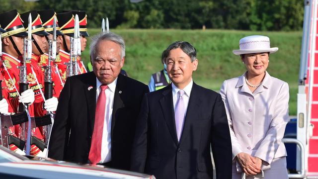 Kaisar Jepang Hironomiya Naruhito bersama Permaisuri Masako tiba di Indonesia pada Sabtu (17/6/2023).