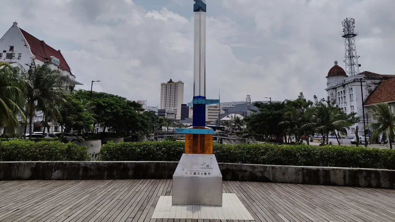 Tugu Penurunan Muka Tanah di sisi Jembatan Kali Besar, Kelurahan Pinangsia, Kecamatan Taman Sari, Jakarta Barat. (Liputan6/Rio Ferdinand)