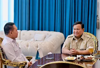 Pertemuan Presiden Prabowo Subianto dan Penasihat Khusus Presiden Bidang Pertahanan Nasional Jenderal TNI (Purn) Dudung Abdurachman di Istana Merdeka, Jakarta. (Biro Pers Sekretariat Presiden)
