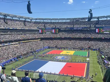 Ribuan suporter memenuhi tribun MetLife Stadium di East Rutherford, New Jersey, Amerika Serikat, menjelang laga fase grup Piala Dunia 2026 antara Timnas Prancis dan Senegal. Upacara pembukaan diawali dengan pembentangan bendera raksasa kedua negara di tengah lapangan. MetLife Stadium yang menjadi lokasi pertandingan ini juga dipercaya sebagai venue partai final Piala Dunia 2026. (KLY Sports/Hery Kurniawan)