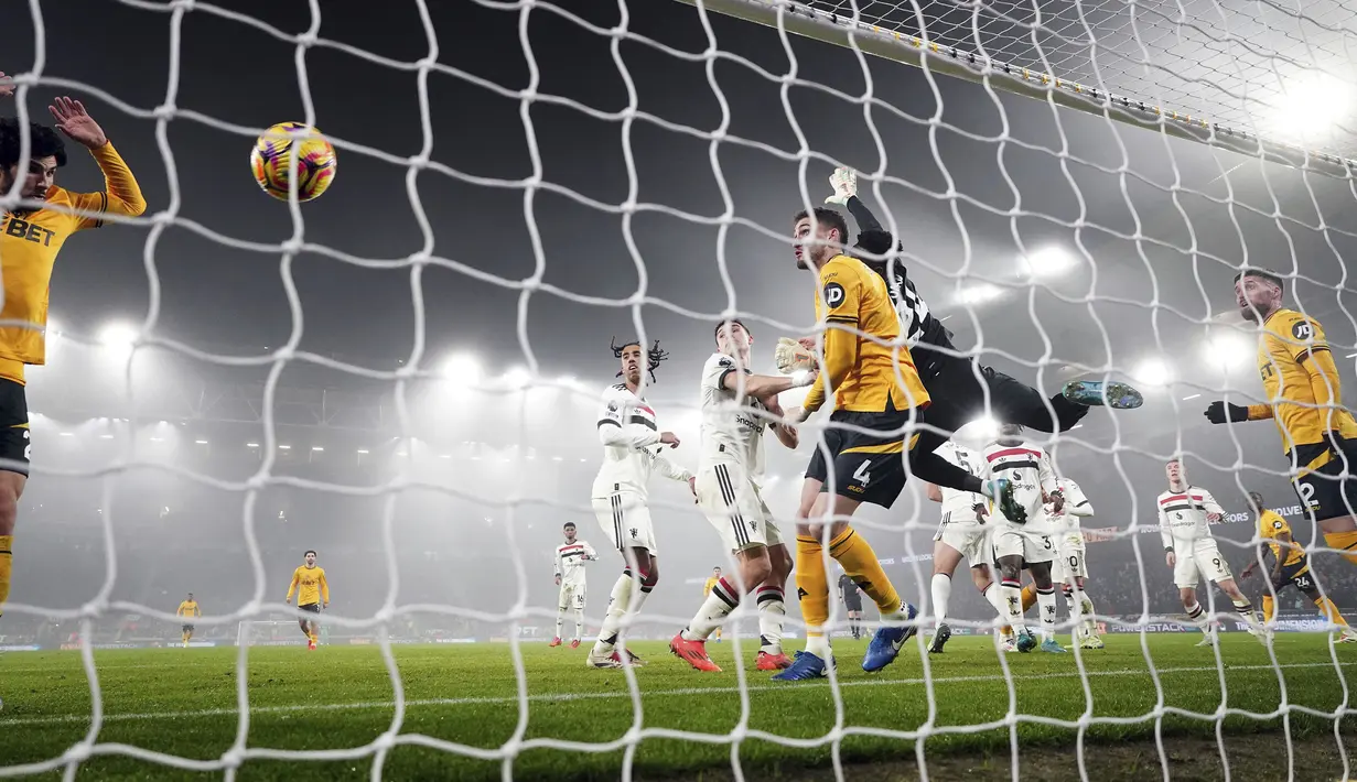 Kiper Manchester United, Andre Onana gagal menghalau bola tendangan pojok pemain Wolves, Matheus Cunha yang berbuah menjadi gol pada laga lanjutan Liga Inggris 2024/2025 yang berlangsung di Molineux Stadium, Wolverhampton, Inggris, Jumat (27/12/2024) WIB. (AP Photo/PA/David Davies)