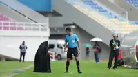 Wasit Thoriq Alkatiri meninjau ulang tayangan video assistant referee (VAR) yang diuji coba pada laga final EPA Liga 1 U-20 2023/2024 di Stadion Manahan, Solo, Kamis (7/3/2042). (Bola.com/Radifa Arsa)