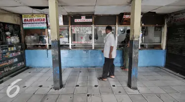 Loket penjualan tiket bus AKAP di Terminal Pulogadung mulai sepi, Jakarta, Selasa (19/7). Sebelumnya, ada 20 plang PO bus AKAP diturunkan petugas karena seharusnya operasional mereka sudah berpindah ke Terminal Pulogebang. (Liputan6.com/Yoppy Renato)