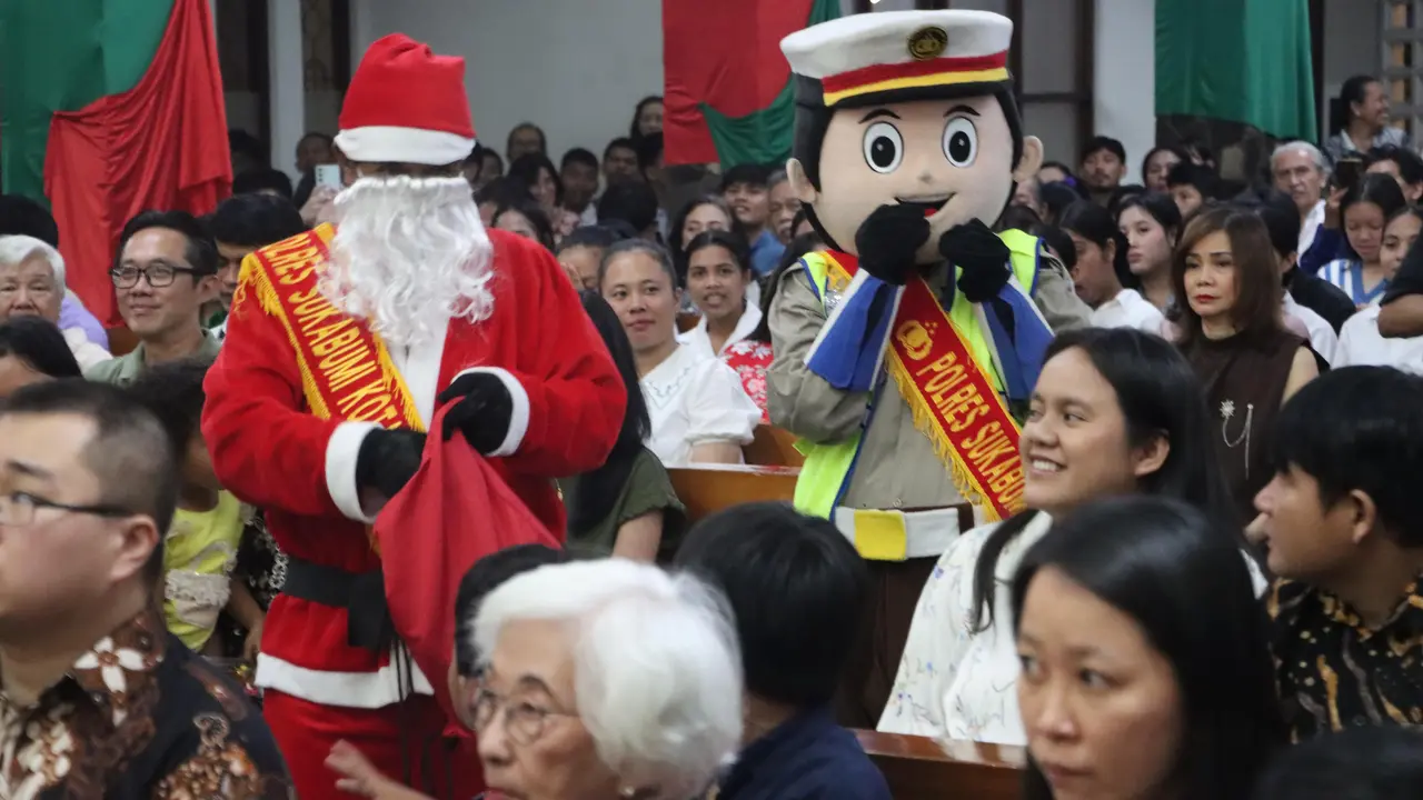 Polisi Berseragam Sinterklas Bagikan Cokelat ke Jemaat Natal di Sukabumi