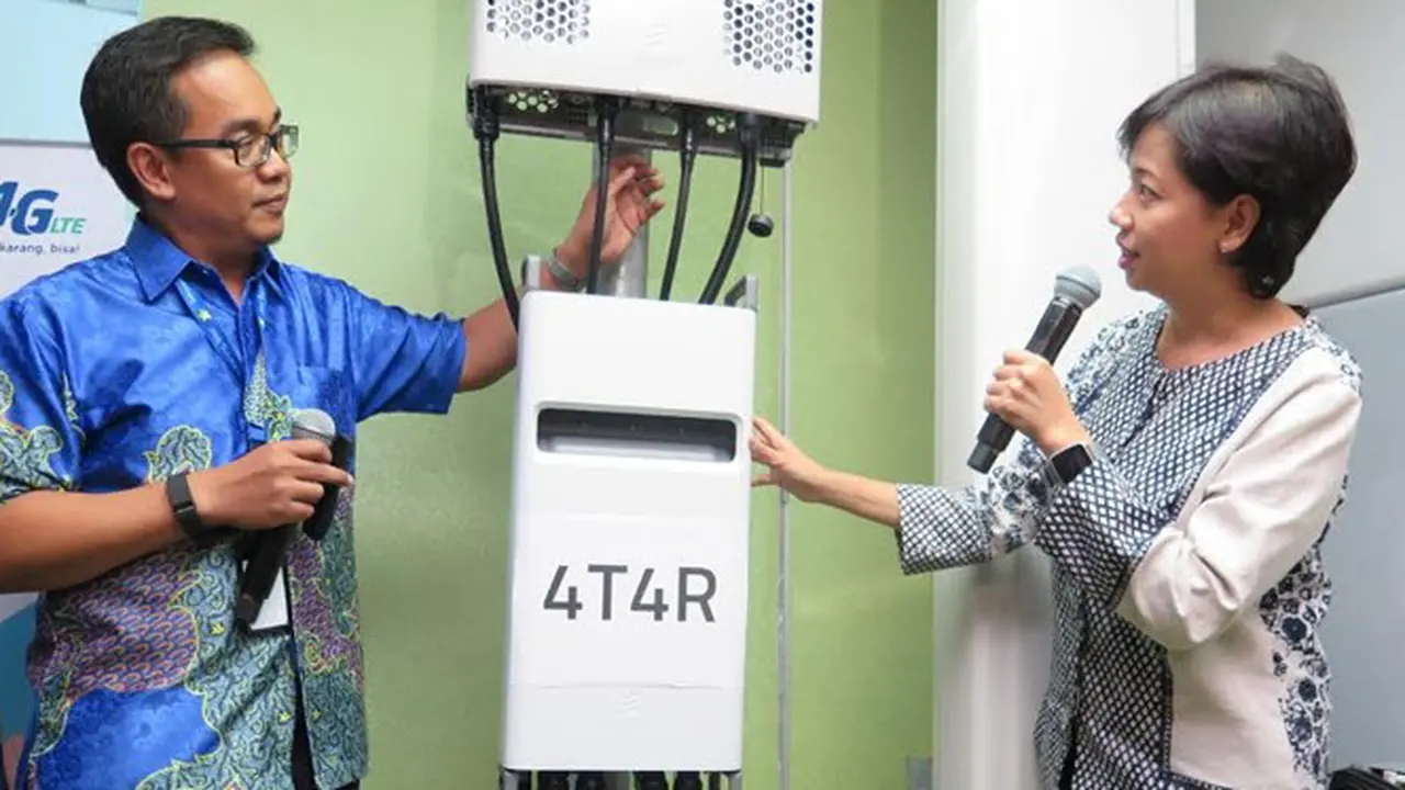 Chief Service Management XL Yessie D Yosetya bersama Vice President LTE XL Rahmadi Mulyohartono menunjukkan penerapan teknologi 4T4R 4x4 MIMO di Jakarta