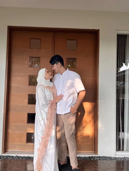 Di hari pertama lebaran, Yasmine dan keluarga kecilnya itu tampak kompak mengenakan pakaian muslim serba putih. Wajah bahagia pun terpancar dari ketiganya