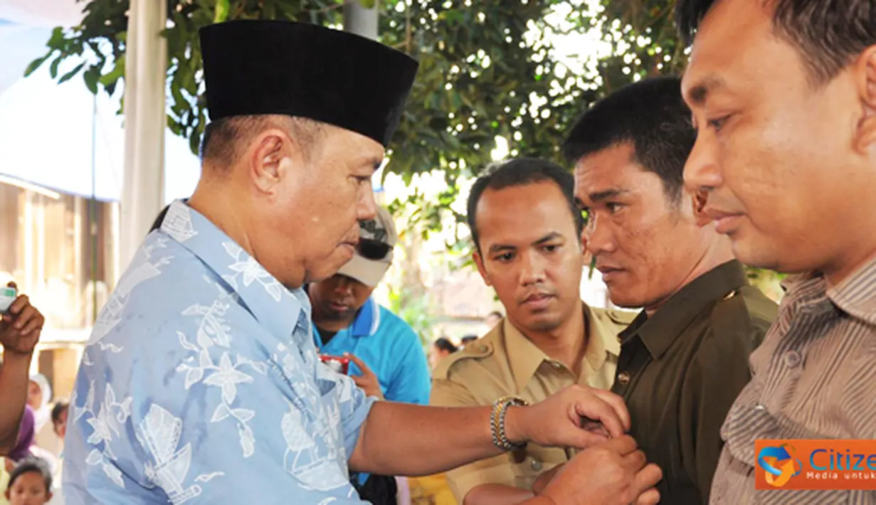 Citizen6, Tulang Bawang: Bupati Tulang Bawang Barat meresmikan simbol terbentuknya Persatuan Pemuda-Pemudi Gunung Katun kepada para anggota di Kampung Gunung Katun, Kecamatan Tulang Bawang Udik. Rabu (18/05/) (Pengirim: Jerry Hasan) 