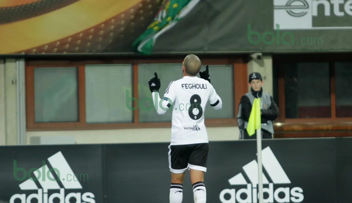 Selebrasi gelandang Valencia, Sofiane Feghouli, usai menjebol gawang Rapid Vienna pada leg kedua babak 32 besar Liga Europa di Stadion Ernst Happel, Wina, Austria, Jumat (26/2/2016) dini hari WIB. (Bola.com/Reza Khomaini)