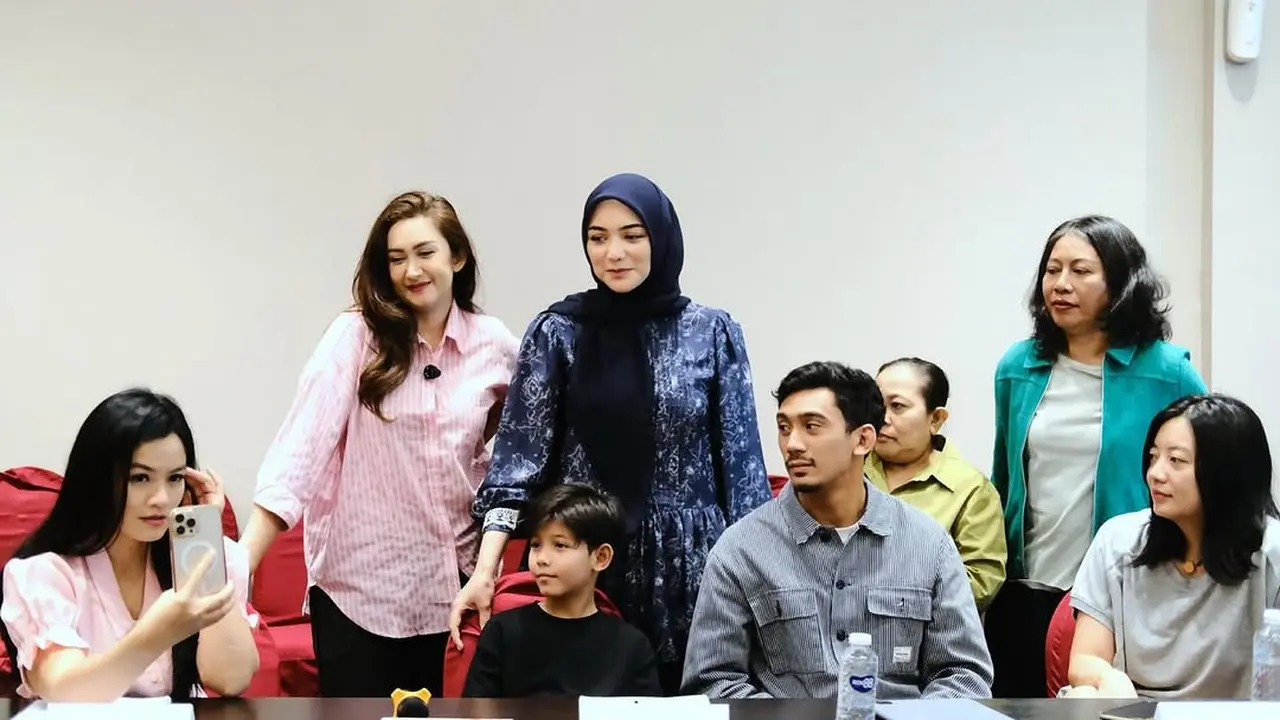 6 Potret Pemain Air Mata di Ujung Sajadah 2 Baca Naskah Bersama, Nangis Sampai Rebutan Tisu