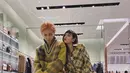 Kali ini, HyunA dan DAWN tampil serasi kenakan busana motif plaid warna kuning. Stylish abis! (Instagram/hyojong_1994).