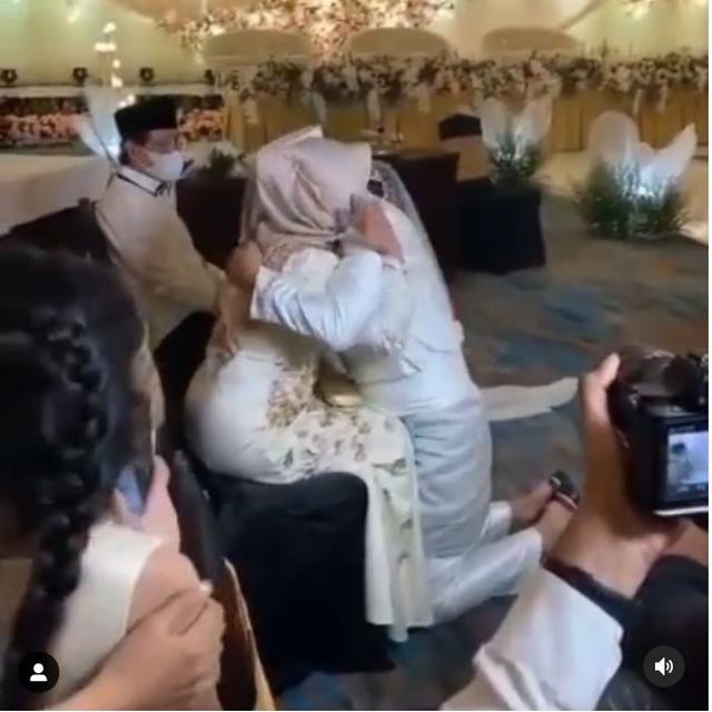 6 Momen Sungkeman Ifan Seventeen dan Citra Monica dengan Orang Tua Dylan Sahara