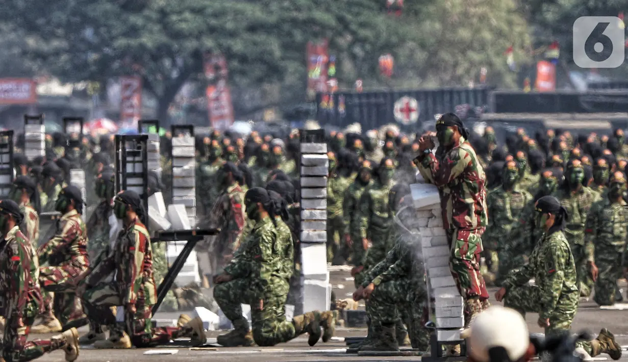 Atraksi bela diri prajurit TNI pada perayaan HUT ke-74 TNI di Taxy Way Echo Lanud Halim Perdanakusuma, Jakarta Timur, Sabtu (5/10/2019). Selain bela diri, HUT ke-74 TNI juga menampilkan atraksi terjun payung. (Liputan6.com/JohanTallo