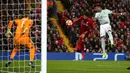 Penyerang Liverpool Mohamed Salah (tengah) gagal mencetak gol sundulan ke gawang Bayern Munchen pada leg pertama babak 16 besar Liga Champions di Anfield, Liverpool, Inggris, Selasa (19/2). Pertandingan berakhir 0-0. (AP Photo/Dave Thompson)