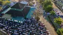 Foto udara menunjukkan umat Muslim saat melaksanakan salat Idul Fitri 1447 Hijriah di lingkungan Universitas Muhammadiyah, Banda Aceh pada Jumat 20 Maret 2026. (CHAIDEER MAHYUDDIN/AFP)