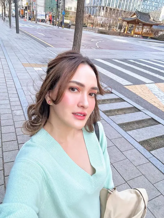 Momen seru menikmati indahnya pemandangan Kota Seoul, di Negeri Gingseng ini banyak ia abadikan dalam media sosial Instagramnya. Terlihat bahwa ibunda Claire ini tampil dengan busana bernuansa pastel seperti biru, coklat muda hingga kuning. (Liputan6.com/IG/@shandyaulia)