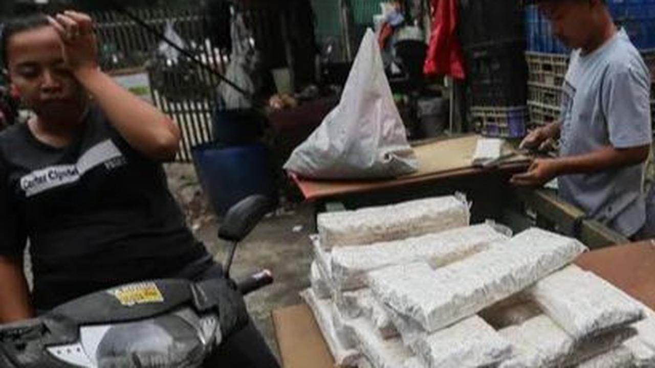 Tak hanya beras, harga sejumlah bahan pangan di Jakarta terpantau merangkak naik. Situs Badan Pangan Nasional (Bapanas) per Rabu 21 Februari 2024 pukul 13.00 WIB menunjukkan kenaikan harga beberapa bahan pangan, terutama beras dan cabai rawit merah. Berik