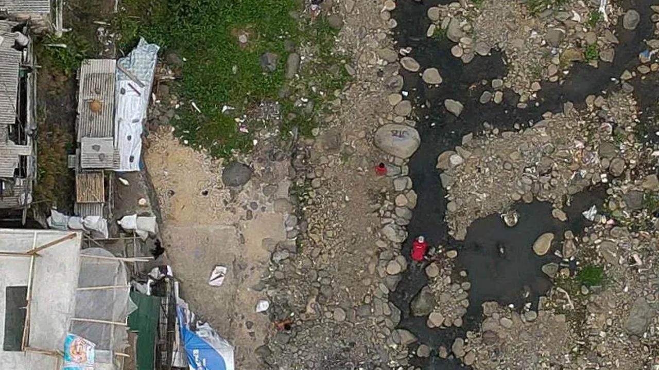 FOTO: Penampakan Wajah Sungai Ciliwung Nyaris Kerontang, Batuan Cadas Bermunculan