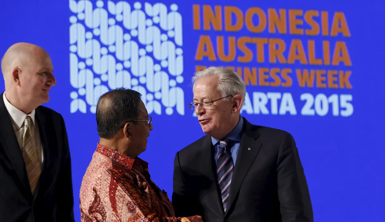 Menteri Perdagangan Australia Andrew Robb (kanan) bersalaman dengan Menko Perekonomian Darmin Nasution Indonesia Australia Businees Week di Jakarta, (18/11/2015). Kedua pihak akan melakukan kerjasama perdagangan pada awal tahun depan. (REUTERS/Beawiharta)