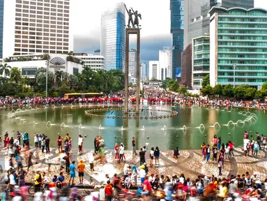 Air mancur Bundaran HI sebagai satu di antara land mark Indonesia dan Ibu Kota akan kembali dipercantik, Jakarta, Minggu (1/11/2015). Dinas Pertamanan dan Pemakaman DKI Jakarta berencana menata ulang air mancur pada awal 2016. (Liputan6.com/Yoppy Renato)