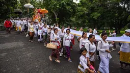 Melasti merupakan upacara penyucian diri yang diadakan beberapa hari sebelum Hari Raya Nyepi. (JUNI KRISWANTO/AFP)